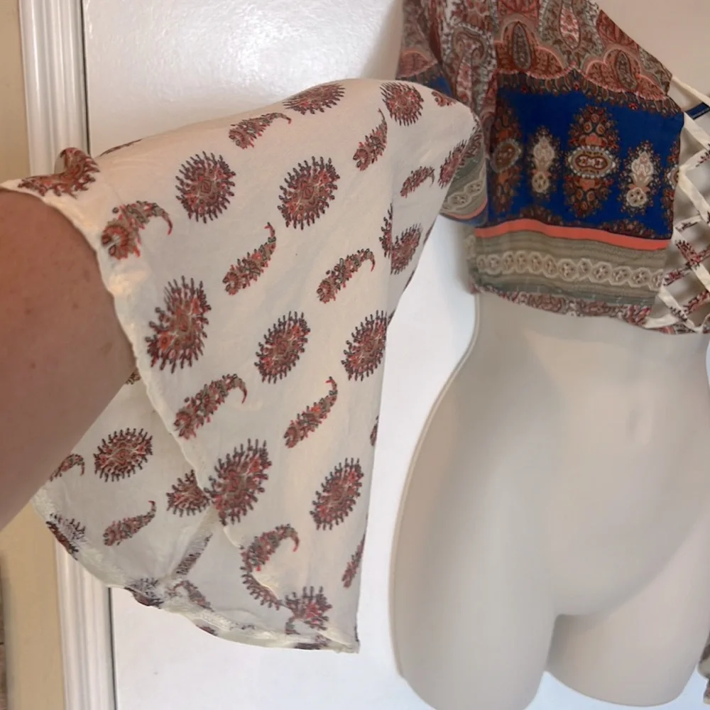 ONE WAY Boho Bell Sleeve Crop Top Criss Cross Front Design Detail - Picture 2 of 10